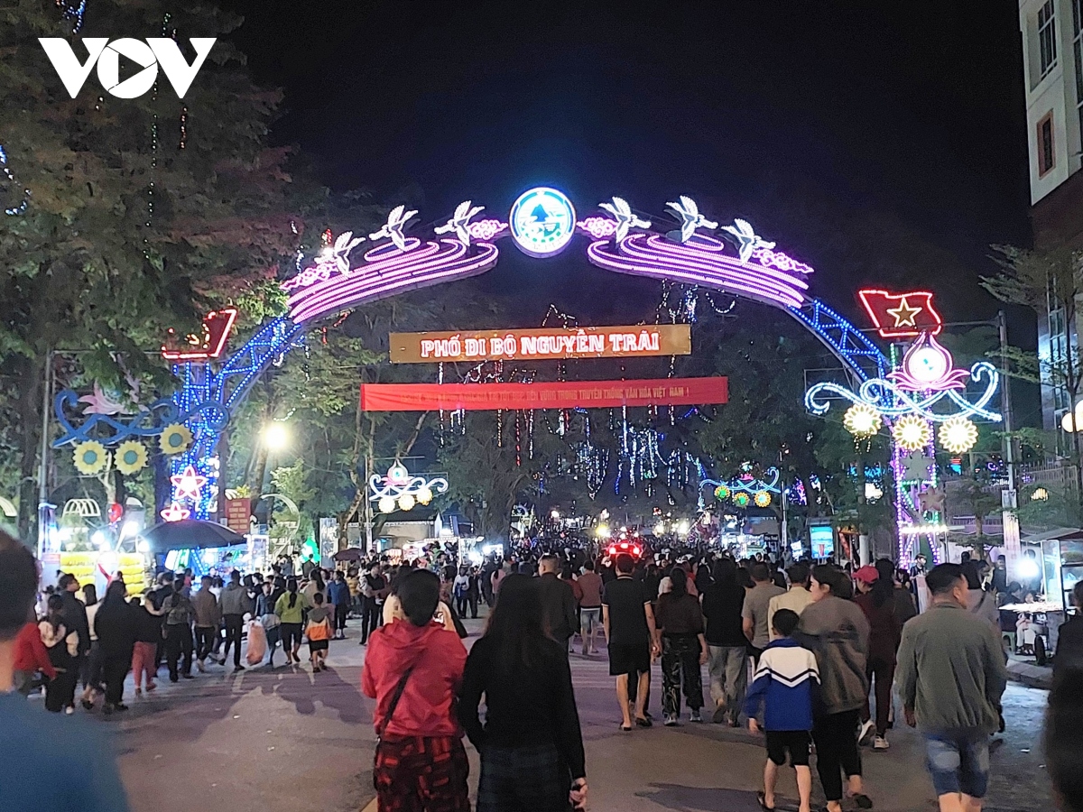 tung bung le hoi van hoa, du lich va am thuc quoc te tai ha giang hinh anh 1