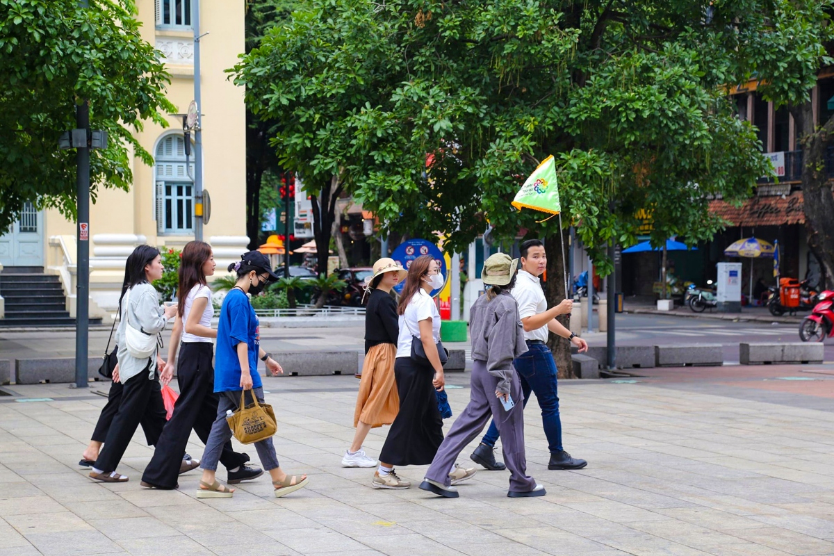 ra mat tour di bo mien phi tai tp.hcm hinh anh 2