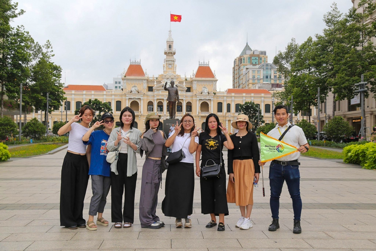 ra mat tour di bo mien phi tai tp.hcm hinh anh 1