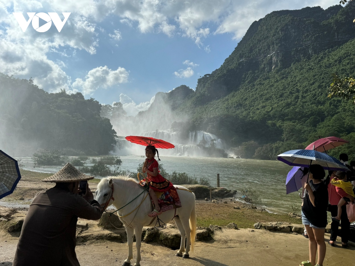 thac ban gioc dong khach tro lai trong ngay nang dep hinh anh 6